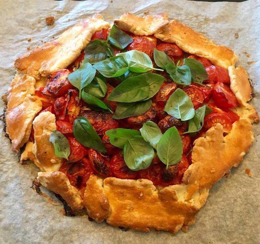 Homemade rustic tomatoe pie with fresh basil